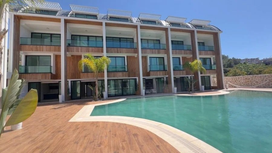 Alanya/Konakli: Erleben Sie luxuriöses Wohnen in dieser komplett möblierten Villa oder Wohnung im exklusiven Viertel im Bereich von Alanya. Auf einem großzügigen Grun 